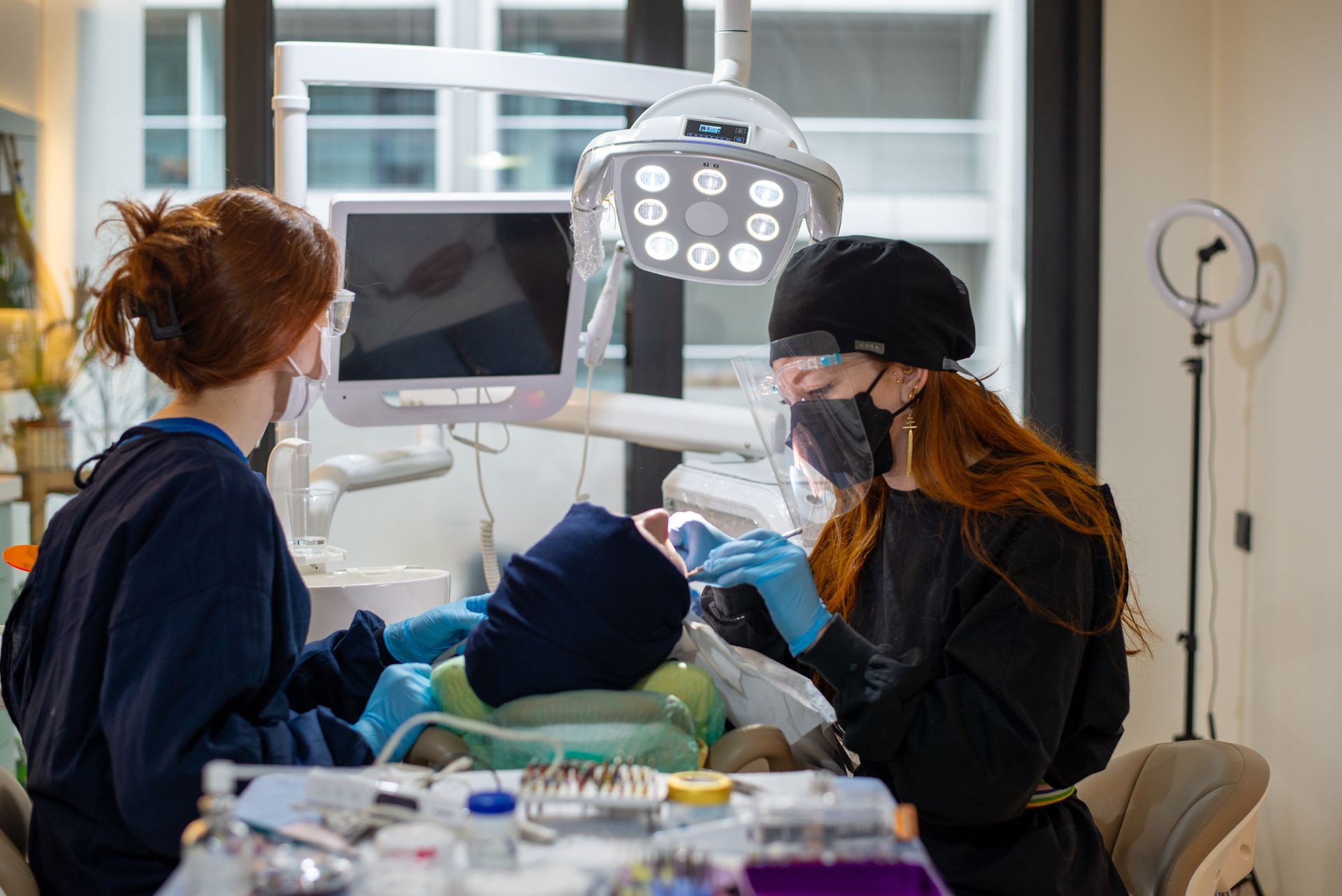 Diş kliniğinde tedavi uygulayan diş hekimi ekibi