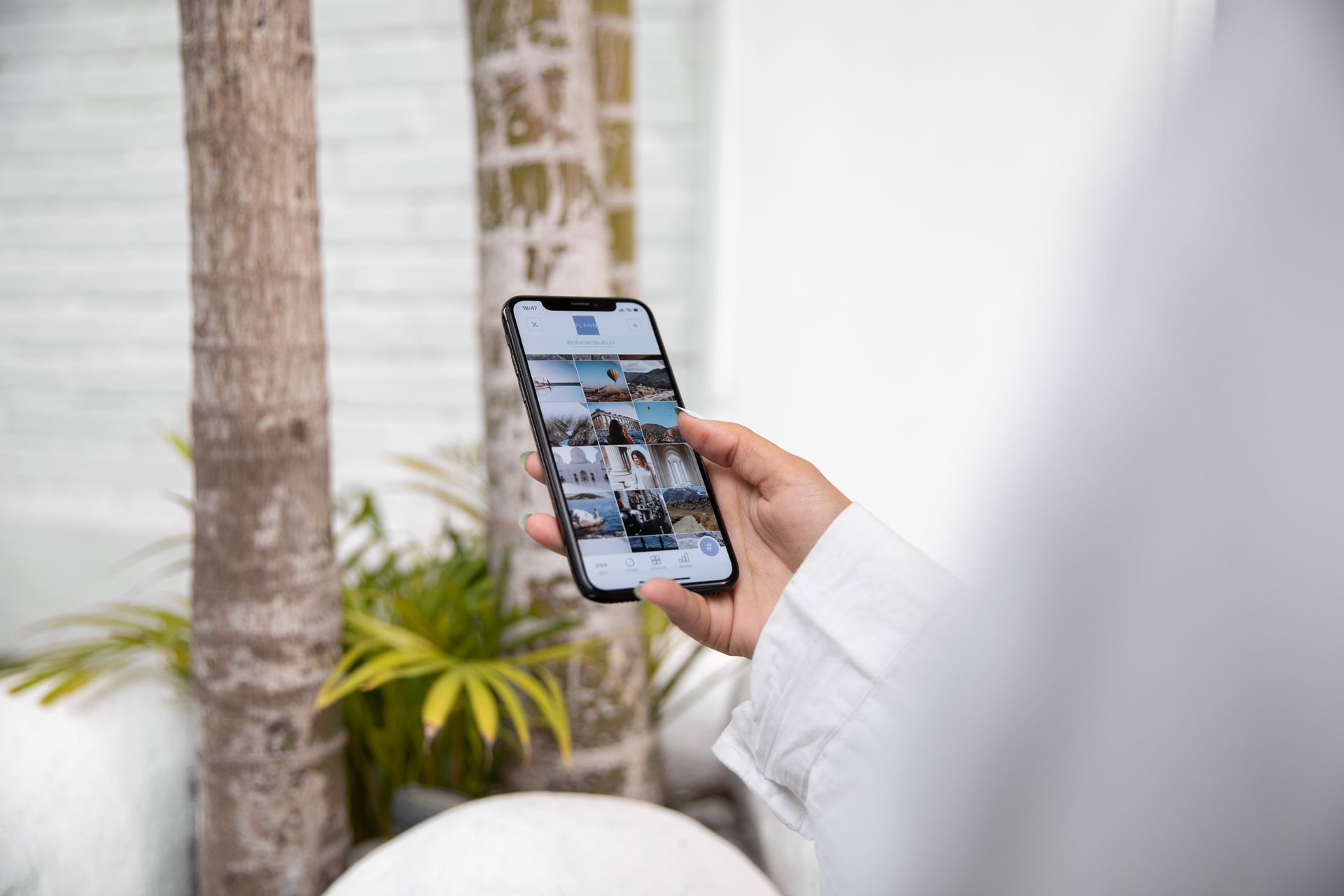 Elde tutulan telefonda Instagram fotoğraf akışı