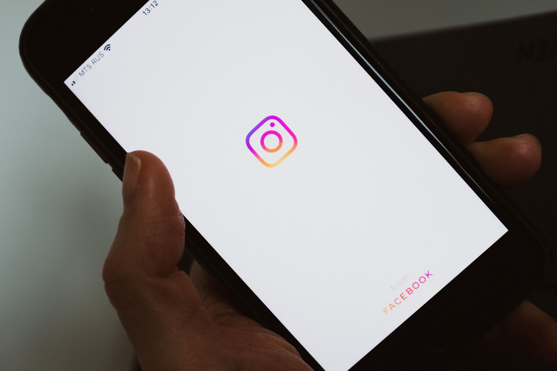 Elde tutulan telefonda Instagram uygulaması açılış ekranı